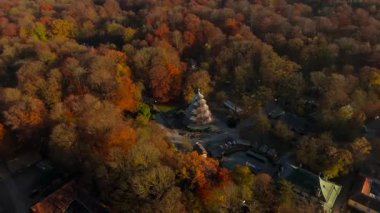 Chinesischer Turm im Englischen Garten Munchen, Alman Luftaufnahme im Herbst. İngiliz Bahçe Münih 'inde Çin Kulesi, sonbaharda Almanya hava manzarası. İngiliz Bahçesi 'nin simgesi. 