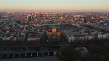 St. Lukas Kilisesi, Isar nehrinin kıyısındaki St. Lukes Kilisesi, kısaca Lukaskirche, Almanya 'nın sonbaharda Bavyera kentindeki en etkileyici kilise binalarından biridir. Lukaskirche Luftaufnahme. 