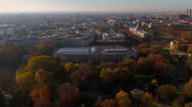 Haus der Kunst, Almanya 'nın Münih kentinde sonbahar güneşli havalarda modern ve çağdaş sanat müzesi. Englischer Garten Prinzregentenstrasse 'de yer almaktadır.. 