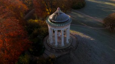 Monopteros im Englischen Garten Deutschland, Munchen Luftaufnahme im Herbst. Muenchen 'de Monopteros Gözcü Noktası ve yuvarlak tapınak İngiliz Bahçe Almanya' sında, Sonbaharda Münih hava manzarası. 