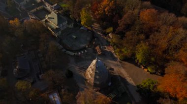 Chinesischer Turm im Englischen Garten Munchen, Alman Luftaufnahme im Herbst. İngiliz Bahçe Münih 'inde Çin Kulesi, sonbaharda Almanya hava manzarası. İngiliz Bahçesi 'nin simgesi. 