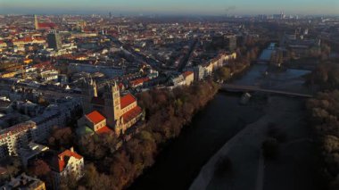 Kath. Pfarramt St. Maximilian Katholische Kirche Münih, Bayern, Deutschland Luftaufnahme 'de. St. Maximilian hava manzarası kilisesi Isar nehrinin doğu kıyısında. Güzel şehir manzarası