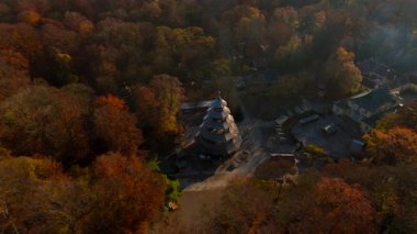 Chinesischer Turm im Englischen Garten Munchen, Alman Luftaufnahme im Herbst. İngiliz Bahçe Münih 'inde Çin Kulesi, sonbaharda Almanya hava manzarası. İngiliz Bahçesi 'nin simgesi. 
