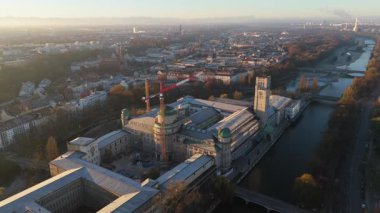 Almanya 'nın Münih kentindeki Alman Bilim ve Teknoloji Başyapıtları Müzesi sonbaharda görülüyor. Luftaufnahme Deutsches Müzesi von Meisterwerken der Naturwissenschaft und Technik. Museumsinsel. 