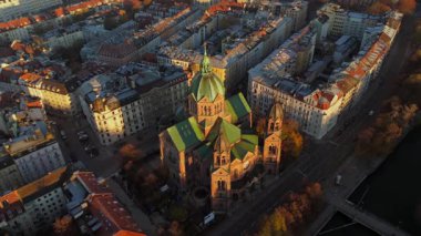 St. Lukas Kilisesi, Isar nehrinin kıyısındaki St. Lukes Kilisesi, kısaca Lukaskirche, Almanya 'nın sonbaharda Bavyera kentindeki en etkileyici kilise binalarından biridir. Lukaskirche Luftaufnahme. 