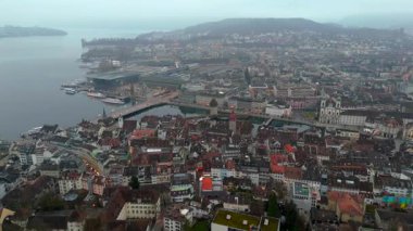 Lucerne Musegg Duvarı 'nın havadan görünüşü ve Reuss Nehri' ne tepeden bakan sabah sisli kuleleri. Sisli bir atmosfer, tarihi bir ortam, doğanın İsviçre mirasıyla harmanlanması. Museggmauer, Luzern, Schweiz