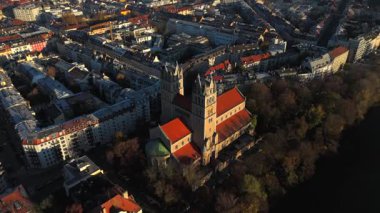 Kath. Pfarramt St. Maximilian Katholische Kirche Münih, Bayern, Deutschland Luftaufnahme 'de. Almanya 'nın Münih şehrinin ve ünlü St. Maximilan Kilisesi' nin sonbahar havası manzarası harika.. 