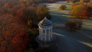 Monopteros im Englischen Garten Deutschland, Munchen Luftaufnahme im Herbst. Muenchen 'de Monopteros Gözcü Noktası ve yuvarlak tapınak İngiliz Bahçe Almanya' sında, Sonbaharda Münih hava manzarası. 