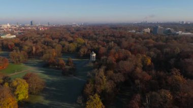 Monopteros im Englischen Garten Deutschland, Munchen Luftaufnahme im Herbst. Muenchen 'de Monopteros Gözcü Noktası ve yuvarlak tapınak İngiliz Bahçe Almanya' sında, Sonbaharda Münih hava manzarası. 