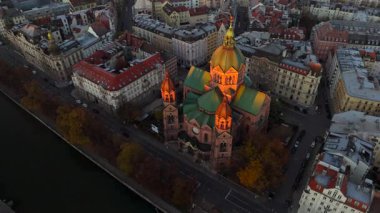 St. Lukas Kilisesi, Isar nehrinin kıyısındaki St. Lukes Kilisesi, kısaca Lukaskirche, Almanya 'nın sonbaharda Bavyera kentindeki en etkileyici kilise binalarından biridir. Lukaskirche Luftaufnahme. 
