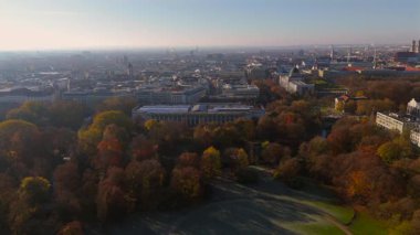 Haus der Kunst, Almanya 'nın Münih kentinde sonbahar güneşli havalarda modern ve çağdaş sanat müzesi. Englischer Garten Prinzregentenstrasse 'de yer almaktadır.. 