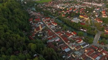 Luftbild der bayerischen Stadt Wolfratshausen und Loisach-Isar-Kanal in Deutschland bei Sonnenuntergang im Sommer. Yukarı Bavyera 'daki Wolfratshausen kasabası ve Almanya' daki nehir manzarası. 