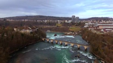 Rheinbruecke bei Laufen Eisenbahn-Bogenbruecke Luftaufnahme im Fruehling, Schweiz, Laufen-Uhwiesen, Neuhausen am Rheinfall. Rheinfallbahn. Rheinbrucke demiryolu köprüsünün hava görüntüsü. 