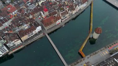 Kapellbruecke und Wasserturm Luzern, Schweiz Luftaufnahme bei nebligem Fruehjahrswetter. İsviçre Lucerne 'deki Chapel Köprüsü ve Su Kulesi sisli bahar havasında hava manzaralı. Lucernes dönüm noktası. 