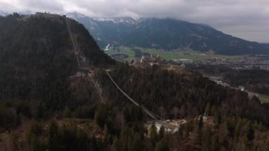 Highline179 'un insansız hava aracı görüntüsü, Avusturya' da rekor düzeyde yaya köprüsü. Alplerdeki tarihi kaleler arasında uzanan derin vadi. Bahar manzarası. Burg Ehrenberg, Reutte in Tirol, Oesterreich. 