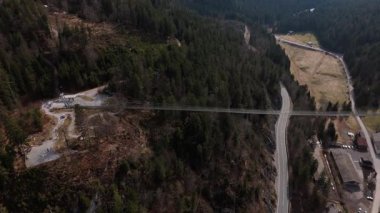 Luftaufnahme Highline179 bei Reutte, Tirol, Oesterreich. Haengebruecke zwischen Burgruine Ehrenberg ve Fort Claudia. Tarihsel Vurgulamalar ve Beliebte Sehenswuerdigkeit in Lechtaler Alpen. 