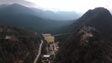 Highline179 'un insansız hava aracı görüntüsü, Avusturya' da rekor düzeyde yaya köprüsü. Alplerdeki tarihi kaleler arasında uzanan derin vadi. Bahar manzarası. Burg Ehrenberg, Reutte in Tirol, Oesterreich. 