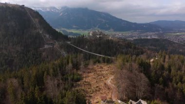 Luftaufnahme Highline179 bei Reutte, Tirol, Oesterreich. Haengebruecke zwischen Burgruine Ehrenberg ve Fort Claudia. Tarihsel Vurgulamalar ve Beliebte Sehenswuerdigkeit in Lechtaler Alpen. 