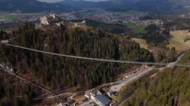Highline179 'un insansız hava aracı görüntüsü, Avusturya' da rekor düzeyde yaya köprüsü. Alplerdeki tarihi kaleler arasında uzanan derin vadi. Bahar manzarası. Burg Ehrenberg, Reutte in Tirol, Oesterreich. 