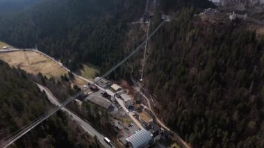 Luftaufnahme Highline179 bei Reutte, Tirol, Oesterreich. Haengebruecke zwischen Burgruine Ehrenberg ve Fort Claudia. Tarihsel Vurgulamalar ve Beliebte Sehenswuerdigkeit in Lechtaler Alpen. 