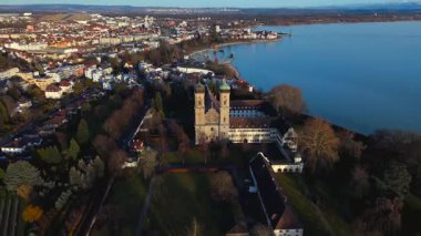 Kloster Hofen, ah bekannt als Schloss Friedrichshafen, Benediktinerkloster am Bodensee, Stadt Friedrichshafen, Deutschland Luftaufnahme. Almanya 'da Schlosskirche hava manzarası, Friedrichshafen. 