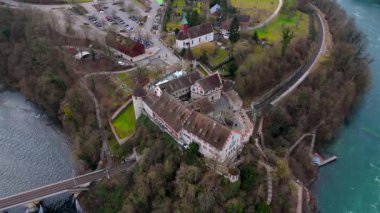 Schloss Laufen am Rheinfall, Schaffhausen, Schweiz Luftaufnahme im Fruehling. Laufen Şatosu, İsviçre kantonu Zürih 'te Rhine Şelalesi, baharda İsviçre hava manzarası. Yer imi ve çekim noktası. 