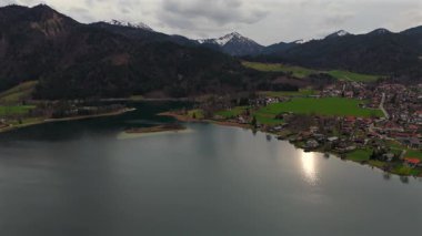 Tegernsee 'nin Bavyera, Almanya' da baharda çekilmiş çarpıcı bir klibi. Görüntüler kristal berrak göl, geleneksel Bavyera mimarisi ve bölgenin sakin atmosferini vurguluyor.