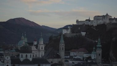 Festung Hohensalzburg Stadt Salzburg, Oesterreich Blick von der Aussichtsplattform in Winter. Avusturya, Festungsberg 'deki Hohensalzburg Kalesi kışın gözlem güvertesinden manzaralı. 