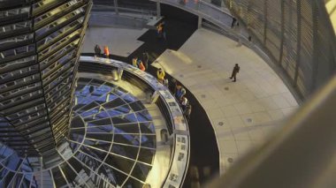 27 Aralık 2023. Berlin, Almanya. Şafakta Reichstag cam kubbesi. Gün batımında Berlin 'deki Bundestag' ın cam kubbesinin içindeki sarmal geçit. Kuppel und Dachterrasse des Reichstagsgebaudes