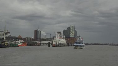 Hamburg 'un ikonik Elbphilharmonie limanı, hareketli limanı ve tarihi deniz cazibesiyle rıhtımı keşfedin. Almanya 'nın en büyük liman şehrinde modern mimari, gemi ve manzaralı nehir manzaralarının canlı bir karışımı