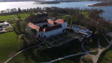 Herreninsel, Chiemsee Gölü, Bavyera, Almanya 'daki eski Augustinian manastırının insansız hava aracı görüntüleri. Herrenwoerth olarak da bilinen Herrenchiemsee Manastırı, çarpıcı doğayla çevrilidir. Kloster Herrenchiemsee
