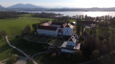 Lage ehemaligen Augustiner-Chorherrenstifts auf der Herreninsel im Chiemsee in Bayern, Luftaufnahme, Deutschland. Kloster Herrenchiemsee auch Herrenwoerth ehemaliges Benediktinerkloster Luftansicht. 