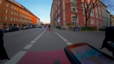 10 Nisan 2025. Münih, Almanya. Muenchen 'de Radweg, Deutschland Blick vom Lenker eines Radfahrers. Bisiklet gidonundaki POV Münih bisiklet yollarında dolaşıyor. Arabalar, bisikletçiler ve GPS kılavuz yolu. 