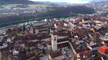 St. Johann ist evangelische Kirche Altstadt von Schaffhausen, Schweiz Luftaufnahme 'de. St. Johann Schaffhausen Kilisesi, İsviçre 'de kışın sıcak hava manzaralı. Eski kentte cazibeler. 
