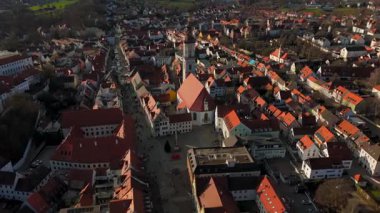 Marienplatz mit Rathaus, Stauberhaus, St. Georg und alter Hauptwache. Der Mitte des Platzes die Mariensaule in der Freisinger Altstadt, Deutschland Luftaufnahme. Şehir merkezinin hava görüntüsü azaltılıyor. 