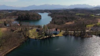 Hava manzaralı Schloss Hartmannsberg, Schlosssee ve Langbuergner arasındaki eski tarihi kale See, Hartmannsberg, Bad Endorf, Rosenheim, Almanya, Bavyera. Baudenkmal. Göl ve kale