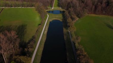 Neue Schloss Herrenchiemsee 'nin havadan görünüşü, Chiemsee' nin Bavyera belediyesindeki Herreninsel 'de bulunan tarihi anıt. Herrenchiemsee Palace Park 'ın insansız hava aracı çekimi, Bavyera Versailles, Almanya. 
