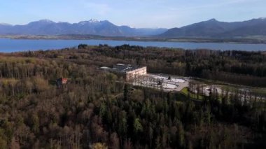 Herreninsel im Chiemsee, Deutschland 'deki Herrenchiemsee New Palace, Bavarias Versailles hava manzarası. Etrafı Chiemsee Gölü, kraliyet bahçeleri ve bahar manzaralarıyla çevrili. Turist yok, sezon dışı.. 