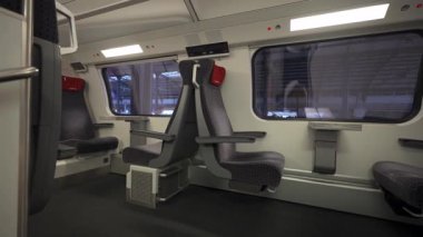 İsviçre çift katlı treninin modern birinci sınıf kamarası geniş, temiz ve konforlu, manzaralı pencereli, rahatlatıcı ve verimli bir Avrupa tren yolculuğu için idealdir.. 