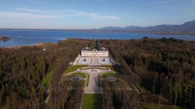 Herrenchiemsee New Palace 'ın insansız hava aracı görüntüsü, Herreninsel' in kültürel simgesi, Bavyera Chiemsee belediyesi. Saray parkının hava manzarası, Bavyera Versailles olarak bilinir. Neue Shloss Herrenchiemsee. 