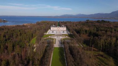 Herreninsel im Chiemsee, Deutschland 'deki Herrenchiemsee New Palace, Bavarias Versailles hava manzarası. Etrafı Chiemsee Gölü, kraliyet bahçeleri ve bahar manzaralarıyla çevrili. Turist yok, sezon dışı.. 