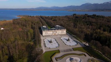 Neue Schloss Herrenchiemsee 'nin havadan görünüşü, Chiemsee' nin Bavyera belediyesindeki Herreninsel 'de bulunan tarihi anıt. Herrenchiemsee Palace Park 'ın insansız hava aracı çekimi, Bavyera Versailles, Almanya. 