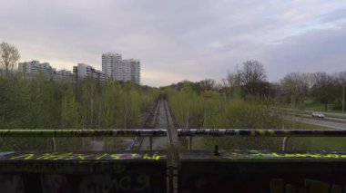 Terk edilmiş Münih Olimpiyat Stadyumu, Almanya. 1972 Yaz Olimpiyatları için Bahn 'ı inşa etti, şimdi çalışmıyor. Münih, Deutschland 'deki Olympiapark yakınlarında hayalet istasyon. S-Bahn Geisterbahnhof