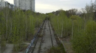Verlassen Bahnhof Muenchen Olympiastadion, Deutschland. Bahnhof der Bahn kürkü die Olympischen Sommerspiele 1972 Gebaut und ist heute nicht mehr in Betrieb. Geisterbahnhof in der nahe des Olympiapark