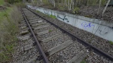 Verlassen Bahnhof Muenchen Olympiastadion, Deutschland. Bahnhof der Bahn kürkü die Olympischen Sommerspiele 1972 Gebaut und ist heute nicht mehr in Betrieb. Geisterbahnhof in der nahe des Olympiapark