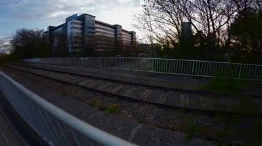 Verlassen Bahnhof Muenchen Olympiastadion, Deutschland. Bahnhof der Bahn kürkü die Olympischen Sommerspiele 1972 Gebaut und ist heute nicht mehr in Betrieb. Geisterbahnhof in der nahe des Olympiapark