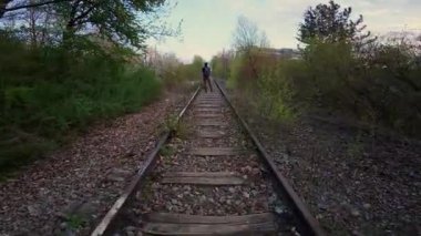 Terk edilmiş Münih Olimpiyat İstasyonu 1972 Olimpiyat Oyunları 'nın merkezi. Şimdi Almanya 'da kaybolan güzelliğin, sessizliğin ve şehir keşiflerinin unutulmaz yeri. Bahnhof Munchen Olimpiyat Stadyumu. 