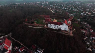 Die Burg Trausnitz ist eine Burg oberhalb der Altstadt der niederbayerischen Bezirkshauptstadt Landshut, in der Gemarkung Berg ob Landshut Deutschland, Luftaufnahme. Trausnitz Kalesi hava görüntüsü. 