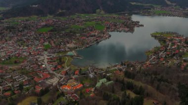 Bayern 'deki Urlaub am Tegernsee, Deutschland im Fruehling. Luftaufnahme vom Tegernsee See. Tegernsee İlkbaharda Bavyera 'da dağ manzaralı ve resimli köylü bir alp gölü. 