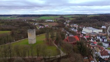 Heinrichsturm 'un Bad Abbach, Bavyera, Almanya' daki hava manzarası. Tuna Nehri ve kırsal kesimde manzaralı Bavyera tepeleriyle çevrili bu ortaçağ kulesi nefes kesici manzaralar ve tarihi miras sunuyor.. 